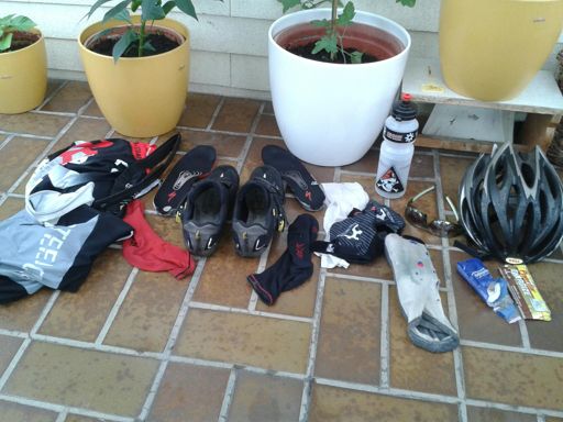 1,5 h gravel + 0.5 h tailwind + 1 h headwind + 1,5 h rain + 1,5 h rain and headwind taking it's toll ;-)