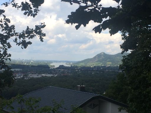 Die Straße heisst nicht ohne Grund Rheinblick...