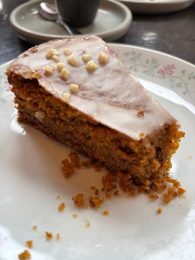 CAFÉ SCHIMPANSKI … Best 🥕 Cake in town 