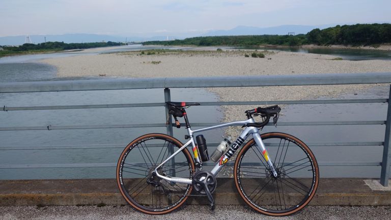 いつもの橋で。　伊吹山、まだ登れないんだよね...