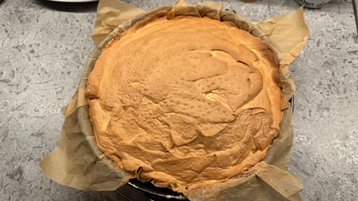 Fertig ist sie die Leutewitzer Eierschecke. Noch muss sie abkühlen, bevor ich sie aus der Springform holen kann. 🍰