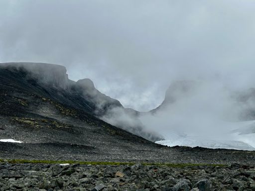 Passet mellan Bakarste Storgrovhøe och Skardstinden
