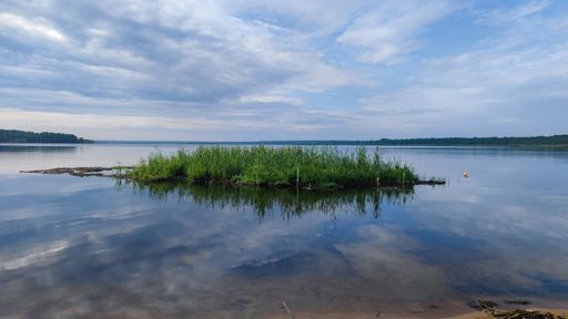 Островок на оз. Сялява и рыболовные поплавки из бутылок