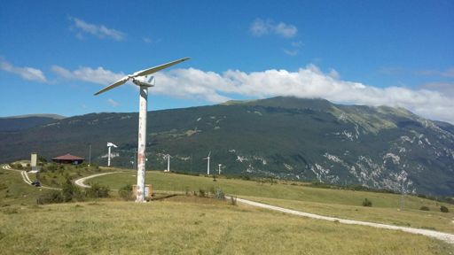 Pale eoliche sui pascoli di Palena, sullo sfondo il monte Porrara