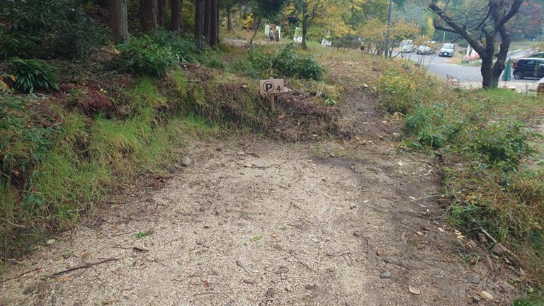 基本的に各サイトは駐車場あり。電源はありません。