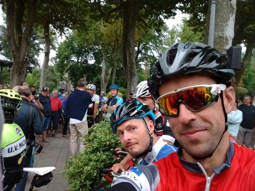 Ensemble au départ ET à l'arrivée, le vélo comme je l'aime ! (Les frères Jalabert en arrière plan).