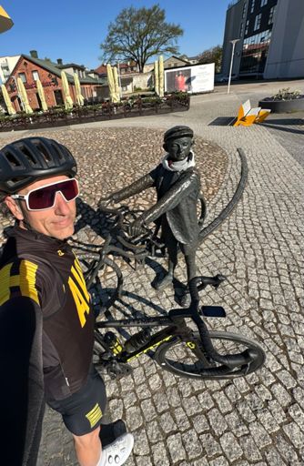 "Noormees jalgrattaga muusikat kuulamas" skulptuur reprodutseerib seiga Arvo Pärdi noorusajast, mil tulevane helilooja ei saanud kodus nii palju muusikat kuulata, kui soovis, ning käis seetõttu linna turuplatsil, tiirutades jalgrattaga ümber telefoniposti, mille otsas oli valjuhääldi, kust kostis klassikalist muusikat, peatudes aeg-ajalt ja teeseldes samal ajal tähelepanu millelegi muule. 